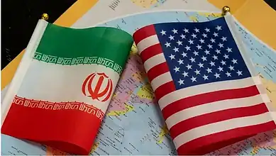 پرچم ایران و آمریکا بر روی نقشه جهان، نماد روابط بین‌المللی.