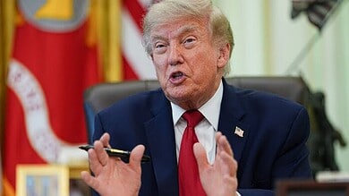دونالد ترامپ در حال صحبت در یک کنفرانس خبری.