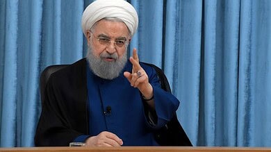رئیس‌جمهور در حال سخنرانی با پس‌زمینه پرده آبی.