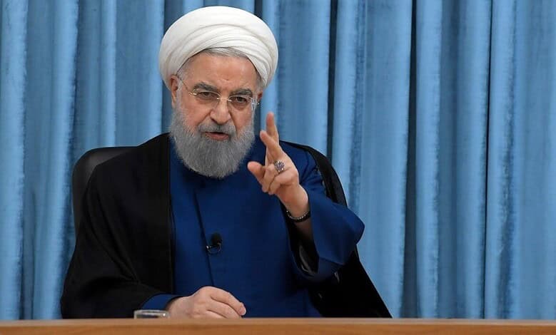 رئیس‌جمهور در حال سخنرانی با پس‌زمینه پرده آبی.