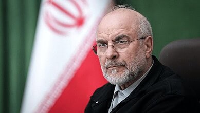 قالیباف در کنار پرچم ایران، تصویر سیاسی مهم.